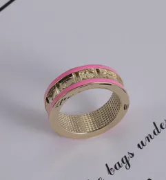 Anelli di design Anello da dito fine placcato oro 18 carati di alta qualità Anello da coppia Bague per donna Gioielli da regalo per amanti selezionati