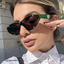 2 pezzi Gli occhiali da sole senza montatura firmati Fashion Luxury sono popolari su Internet e gli stessi occhiali da sole sono alla moda e di fascia alta sfoggiando occhiali da sole sulla strada