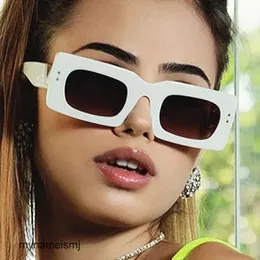 Occhiali da sole quadrati Decorazione V 2022 Occhiali da sole di nuova tendenza Personalità della moda Occhiali da sole con montatura piccola