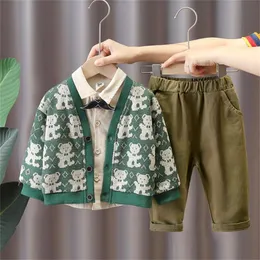 2024 Nya Spring Children's Set 1-3-årig koreansk utgåva Stiliga tre stycken set pojkar flickor kläder trend kostym