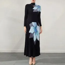 Womens 2024 Miyake Fold High-End Baskılı Top Yaz Üst İbalı Etek Takım EKİK İki Parçalı Moda Grafik T Girişleri Harajuku 240311