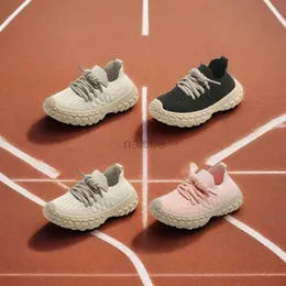 Sneakers 2024 Nya barns sportskor för pojkar och flickor mjuka anti -slipbotten barns andningsbara flygning stickade lätta baby löpskor 240322