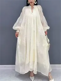 Abito Fairycore da donna elegante scollo a V manica lunga ricami larghi abiti moda vintage francese bianco primavera 240320