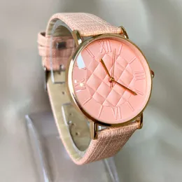 Orologio da donna con quadrante digitale romano alla moda con diamanti e texture letterale in rilievo