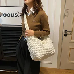 Tasarımcı lüks moda omuz çantaları 2023 yeni yumuşak waffle bulut çantası instagram büyük kapasite şık batı tarzı bir omuz crossbody tote çanta