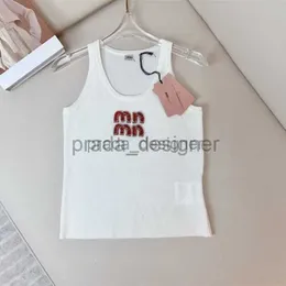 Designer feminino camiseta 24ss primavera / verão novo miui slim fit e moda pesada indústria prego diamante carta em torno do pescoço cashmere tank top