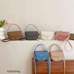 Tasarımcı lüks moda omuz çantaları 2024 yeni moda trend çok yönlü el kutusu çanta tek omuz crossbody yarım yuvarlak kabartmalı kadın çantası