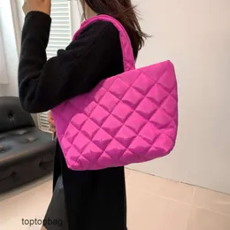 Designer Luxury Fashion Tygväskor 2023 Internet känd samma stil bomullsjacka på en axel fashionabla diamantnät underarm kvinnors väska