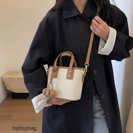 Designer de moda de luxo bolsas de ombro Instagram moda coreana portátil cesta de vegetais bolsa feminina versátil estilo ocidental axilas pequeno saco quadrado único shou