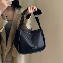 디자이너 럭셔리 패션 어깨 가방 세련된 새로운 캐주얼 베개 가방 2024 여성용 나일론 블랙 싱글 어깨 크로스 바디 백