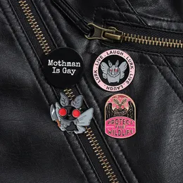 Mothman Is Gay Emaille Pins Tier Motte Cartoon Broschen Revers Abzeichen LGBT Schmuck für Rucksack Kleidung Punk Gothic Zubehör
