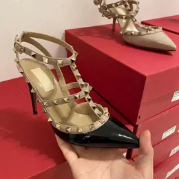 Designer sandálias femininas rebite apontou toe sapatos verão 2023 designer clássico marca preto ouro fosco couro genuíno vermelho brilhante sapatos de casamento 34-44