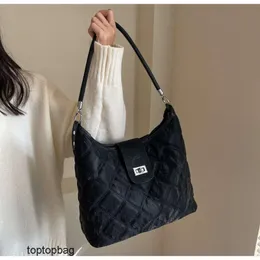 Tasarımcı Lüks Moda Çapraz Vücut Bagslarge Kapasite Lingge Under Emfer Tote Kadın Çantası Instagram Kore Versiyon Modaya İnternet Ünlü Aynı Basit Bir Omuz