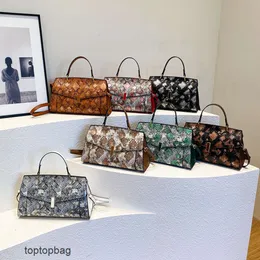 Borse a tracolla di moda di lusso di design Borsa da banchetto da donna in stile serpente francese Borsa da banchetto 2023 Borsa da donna a tracolla singola con tracolla di nuova moda