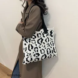 Designer de luxo moda sacos de noite 2024 coreano novo saco de malha das mulheres grande capacidade saco de lã elegante e moderno um ombro bolsa feminina