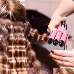 Salon fryzjerski Ironów Trzy rurkę Curling Triple Barrel Water Water Ripple Rolls Electric Curler Us Szybkie ogrzewanie Zamorne Prostownica Otlzl