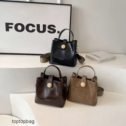 Tasarımcı Lüks Moda Çapraz Vücut Bagsfrench niş tasarım çok yönlü kova çantası şık ve batı tarzı bir omuz crossbody bayan çantası