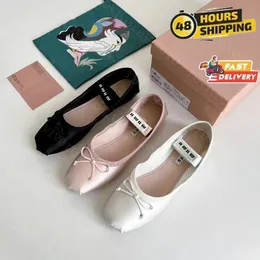 Designer-Schuhe, Markendesigner, schwarze Damen-Ballerinas, flache Damenschuhe, rosa Satin, flache Unterseite, modische, vielseitige Luxus-Damenschuhe mit rundem Kopf