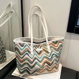 Tasarımcı lüks moda akşam çantaları şık büyük kapasiteli moda tote çanta 2024 yeni çok yönlü batı tarzı bir omuz çizgisi dalgalanma banliyö çantası