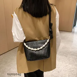 Tasarımcı lüks moda omuz çantaları 2023 büyük kapasiteli ince pu dokuma tasarım gezici çanta inci asılı zincir küçük kokulu stil tek omuz crossbody çanta