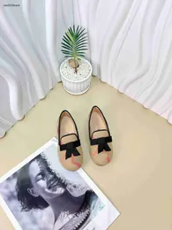Nowe buty dla dzieci Dekoracja dziobowa Dziewczyny Sneakers Girl Princess Shoe Rozmiar 26-35, w tym but pudełka szelka