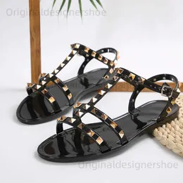 الصنادل النسائية المسطحة الصنادل مرصعة بأحذية رومانية بيع امرأة 2024 Flip Flops Trend Summer Comple Clothing Free Shipping Sales عرض السيدات T240323