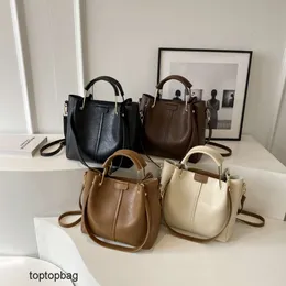 Borse a tracolla di moda di lusso di design Borsa da donna portatile di grande capacità alla moda in una borsa da donna a secchiello semplice a spalla singola dal design di nicchia in tinta unita