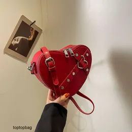 디자이너 고급 패션 어깨 가방 2023 New Womens Bag Love Crossbody 오토바이 작은 가방 원 어깨 미니 입 Red Bag