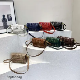 Borse a tracolla di moda di lusso firmate Nuova borsa da donna nel 2024 borsa quadrata piccola alla moda e alla moda, spalla singola versatile ed elegante con motivo coccodrillo