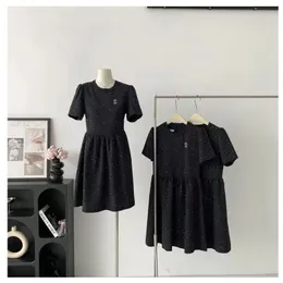 Hochdefinitionsbrief gesticktes Revers-Hemd-Kleid weibliche neue Sommerhalterstring-Taille-Faltenrock