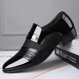 Slip On Men Dress Shoes Men Oxfords Fashion Business Sapatos homens sapatos de couro clássico Sapatos Homem 240321