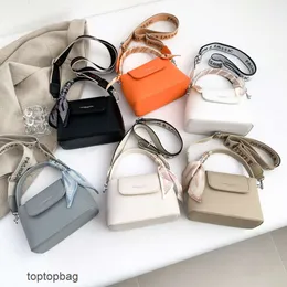 Дизайнерские роскошные модные сумки на ремне Новая женская сумка 2024 Модная тенденция Портативная маленькая квадратная сумка Легкая роскошная универсальная женская сумка через плечо на одно плечо