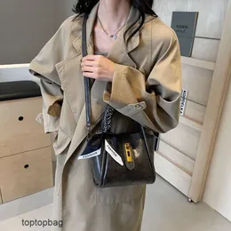 Tasarımcı Lüks Moda Çapraz Vücut Bagsfrench Moda Tasarım Elden Çıkar Mother Bag Sıradan çok yönlü zarif bir omuz crossbody sebze sepet kadın çantası