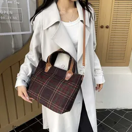 Tasarımcı Lüks Moda Omuz Çantaları Büyük Kapasiteli Taşınabilir Kadın Çantası Instagram Çok Yönlü Sonbahar ve Kış Mizaç Bir Omuz Crossbody Damalı Çanta