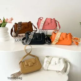 Projektant luksusowy modny torby na ramię koreańsko projekt mody mała kwadratowa torba 2023 Nowy wszechstronny modny kolorowy kolor wytłoczony kwadratowy guziki jedno ramię