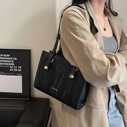 Tasarımcı lüks moda akşam çantaları şık ve modaya uygun tote kadın çantası ins minimalist ve batı tarzı bir omuz crossbody bayan çantası