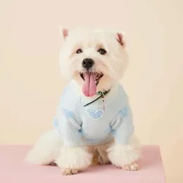 Sweter z odzieży dla psa z pięknymi perłami zszyty w kształcie serca design