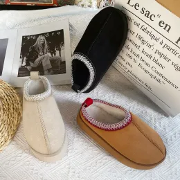 Botas botas nevadas para mulheres em 2024 Inverno novo luxo de luxo de espessura de solado macio com sapatilhas de algodão casual Botas de neve