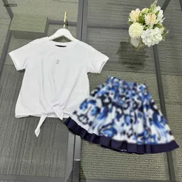 Fashion Baby Clothes Kids Kids Tracksuits Girls Kleider Kleider zweiteiligtes Set Größe 100-150 cm Binde Taille Design T-Shirt und blau gemusterter kurzer Rock 24mar