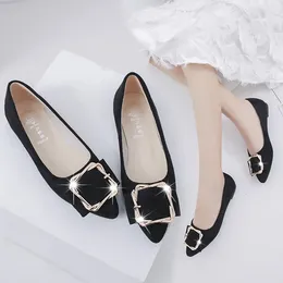 Casual Shoes Flats Brudkvinna 2024 Shiny Square Rhinestone Buckle Pointed Shallow Mouth Fashion Princess Party Flat Women Shoe88U