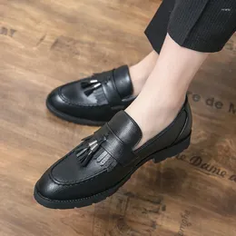 Designer 766 sapatos casuais masculinos apontados preto com marrom retalhos vestido oxford mocassins casamento baile sapato social masculino