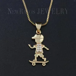 Pendanthalsband Ranos Lovely Girl Boy Necklace Roller Skating Skateboard Zircon For Women Fashion Jewelry NQM005244