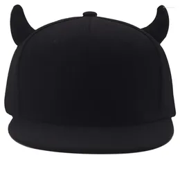 Top kapaklar boynuzlar kapak erkekler beyzbol ağzı düz siyah snapback şapka kulaklarla kızlar erkek erkekler kadın koşu hip hop üç tekerlekli bisikletle koşuyor