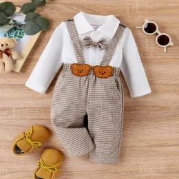 Conjuntos de roupas PatPat 2pcs bebê menino xadrez laço camisa de manga comprida e urso bordado suspender calças conjunto