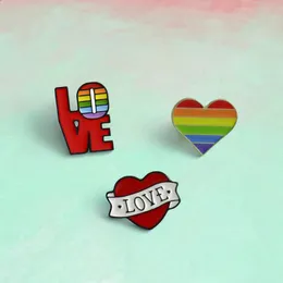 3Colors LGBT Rainbow Love Cute Anime Movies Games Hard Finamel Pins جمع الرسوم المتحركة بروش على ظهر حقيبة قبعة من ذوي الياقات البيضاء