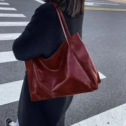 MBTI خمر المرأة الحمراء حمل حقيبة رياضي غير رسمي الموضة كبيرة السعة الجلدية الكتف المتسوق Harajuku Simple Handbag SAC 240322