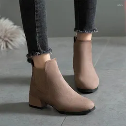 Повседневная обувь. 2024. Универсальные однотонные женские ботинки. Осенние модные и удобные ботинки телесного цвета на толстом каблуке.