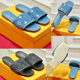 Revival Flat Mule Womens Slide Designer Slide Flat Mule med varumärkeslogotyp på den övre retro semesterstil Sandaler Summer Sandaler Comfort Slide stor storlek 35 43