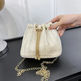 Axelväskor beige khaki halmväv hink väska mode metall guld färg kedja messenger för kvinnor sommar strand bolso mujer