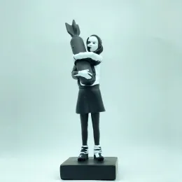 Sculture New Banksy Hugging Bomb Girl Statua in resina Scultura Decorazione per la casa Hugger Hugging Peace Bomb Girl Accessori Soggiorno Decor